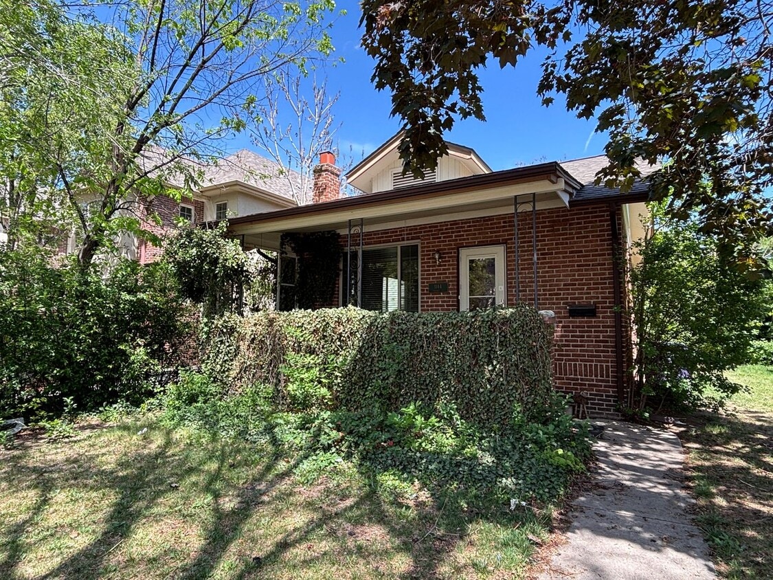Cozy 2-bedroom bungalow! Detached 2-car garage! - Cozy 2-bedroom bungalow! Detached 2-car garage!