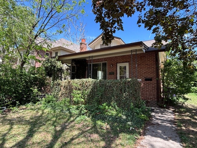 Cozy 2-bedroom bungalow! Detached 2-car garage! - Cozy 2-bedroom bungalow! Detached 2-car garage! House