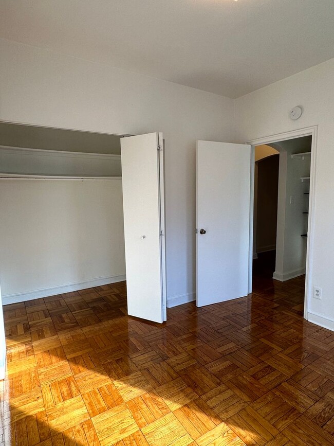 Building Photo - Foggy Bottom One Bedroom, All Utilties Inc...