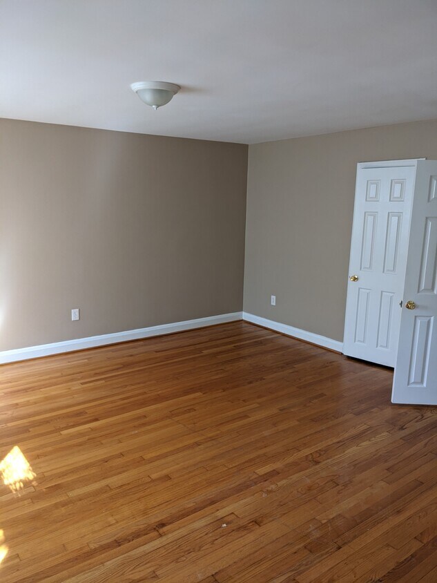 Primary Photo - 4716 Parkside Dr