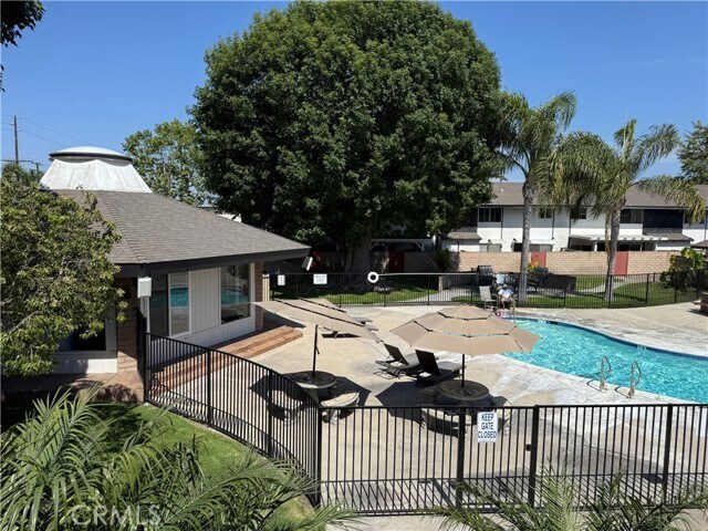 Foto principal - 7100 Cerritos Ave