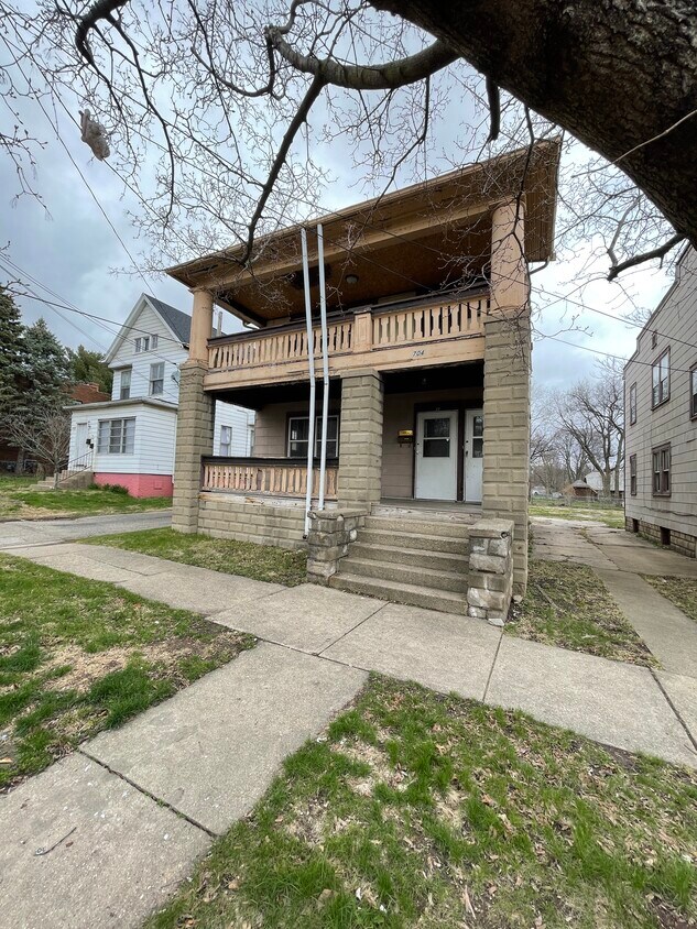 Primary Photo - 704 Spring St