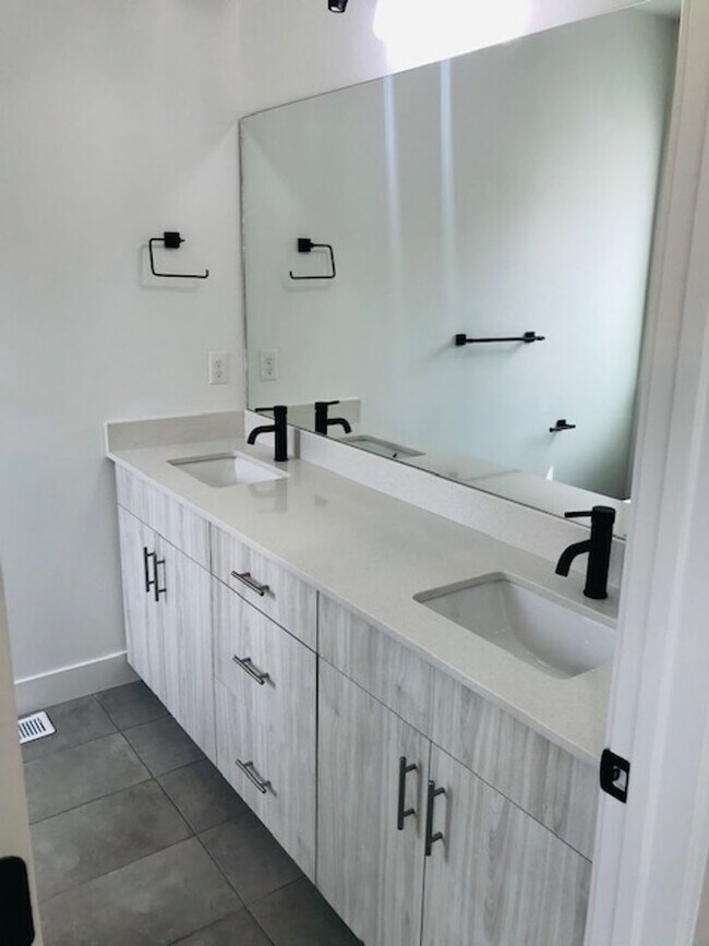 Foto del edificio - Beautiful new construction townhouse with quartz countertops and 2 car garage