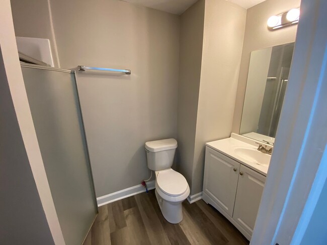 Building Photo - Recently updated 3 bed 2 bath - Move In Re...