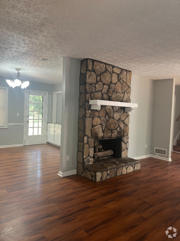 Building Photo - 1675 Oak Ridge Way NW