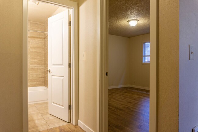 Foto del edificio - 630 Moses Ln S