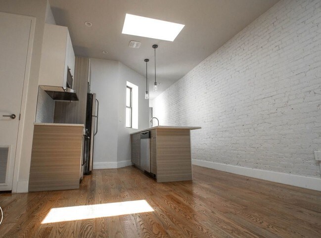 Foto del edificio - 104 Rogers Ave