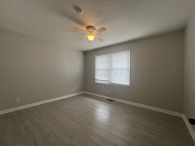 Foto del edificio - Spacious 3BR Home with 1-Car Garage & Private Backyard in Johnson City