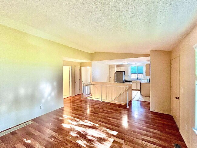 Building Photo - AVAILABLE NOW! Charming Home in the Cottonwood Community!