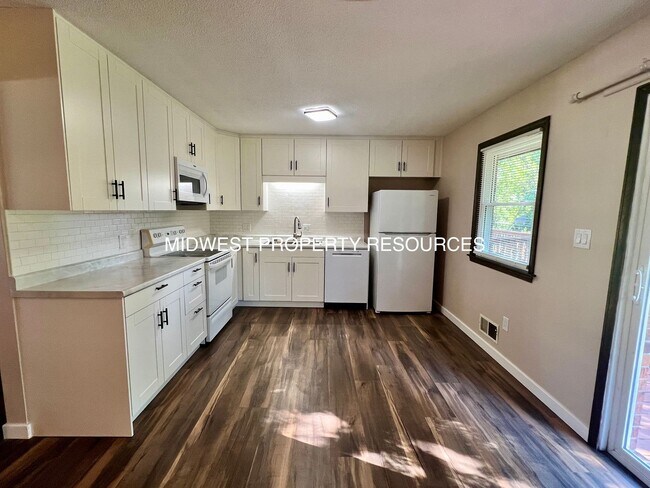 Building Photo - Freshly Updated 3 Bedroom Duplex