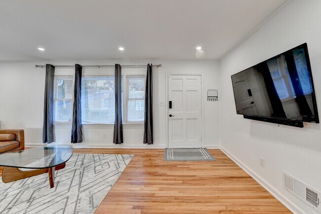 Building Photo - 1171 Clearview Dr NE