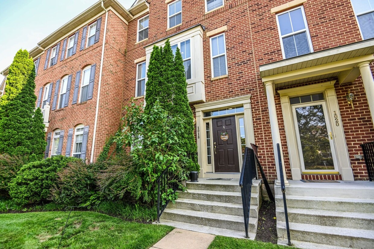Primary Photo - Piney Orchard Townhome