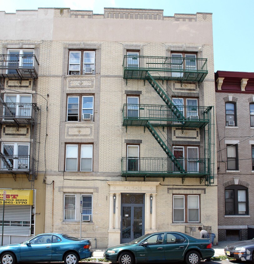 Foto del edificio - 6205 Palisade Ave