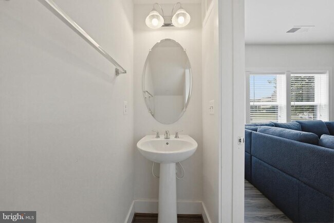 Building Photo - 44730 Tiverton Sq