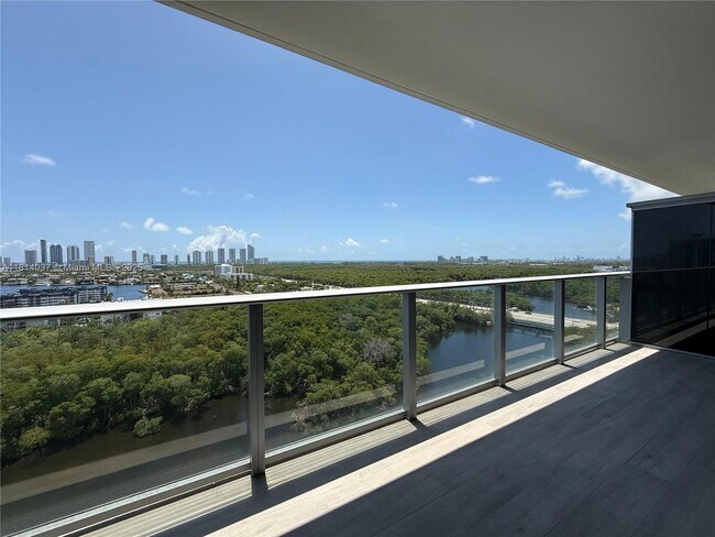 Foto del edificio - 16385 Biscayne Blvd