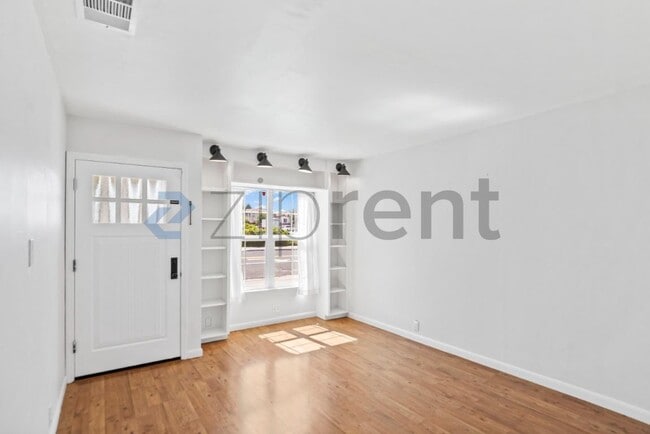 Building Photo - Unit