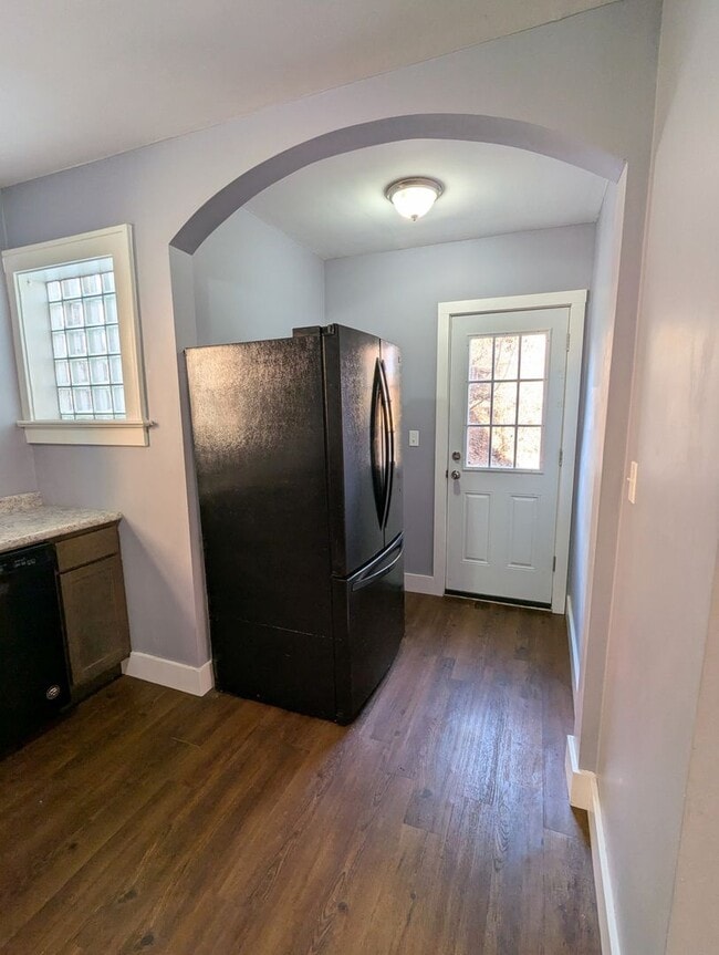 Building Photo - 3 Bedroom 1.5 Bathroom House (Greenfield)