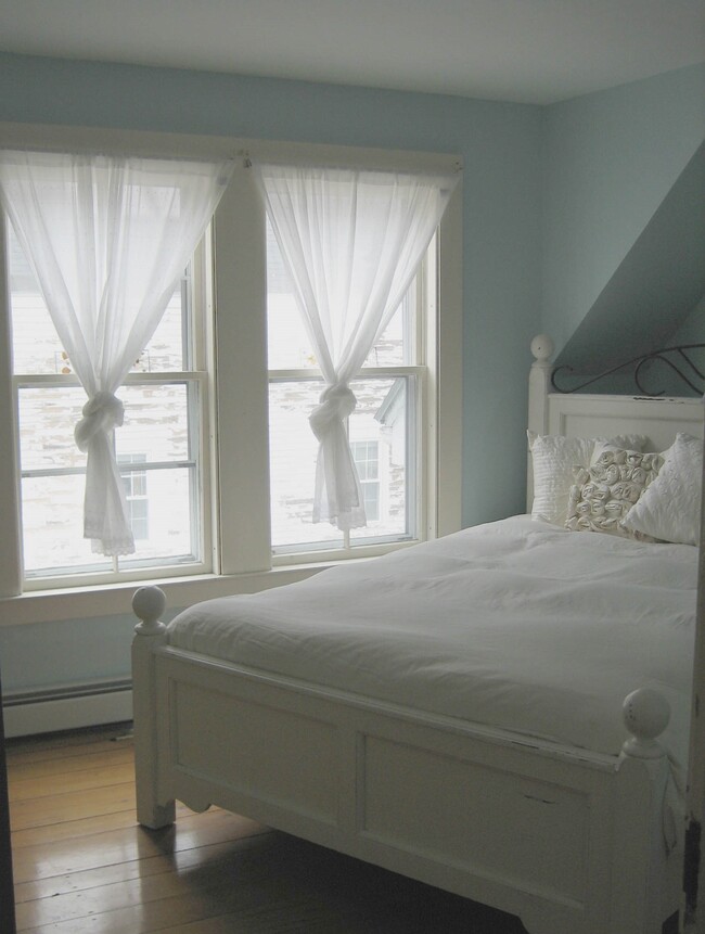 2nd bed - 33 W Elm St