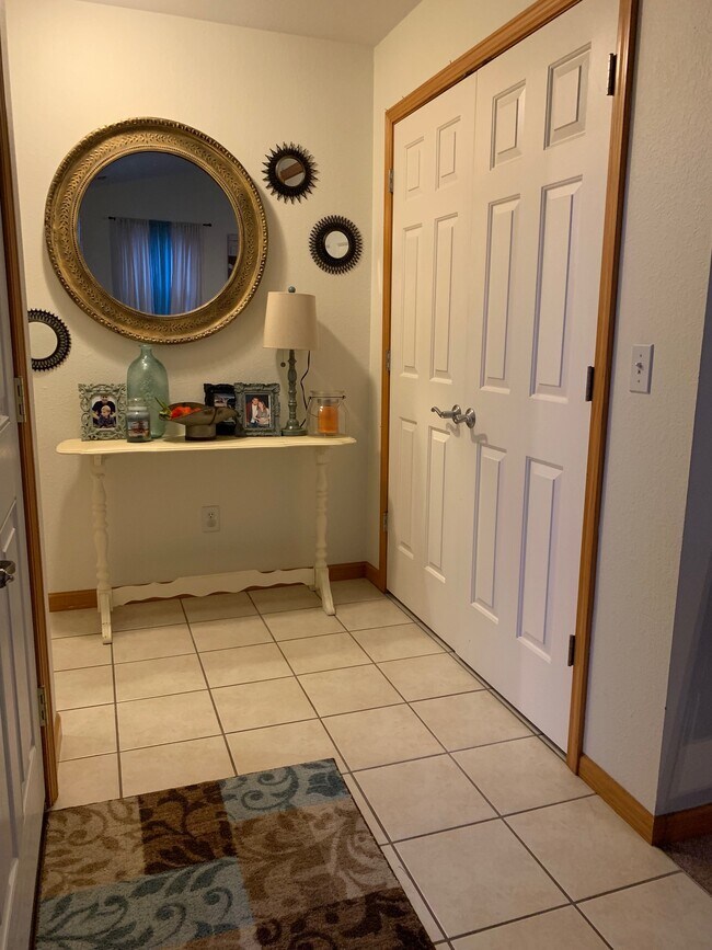 Foto del edificio - 1547 N Redhawk Dr