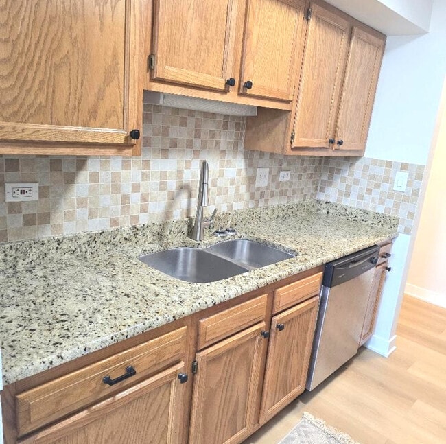 Building Photo - 2212 Country Club Dr