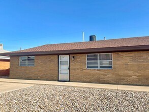 Building Photo - 519-521-521 E Sunset Cir