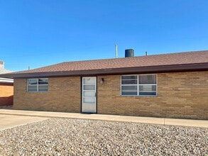 Building Photo - 519-521-521 E Sunset Cir