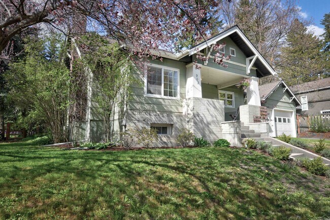 Foto del edificio - Beautiful Craftsman Bungalow on the edge o...
