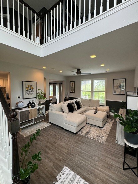 Foto del edificio - 15153 Laurel Ln