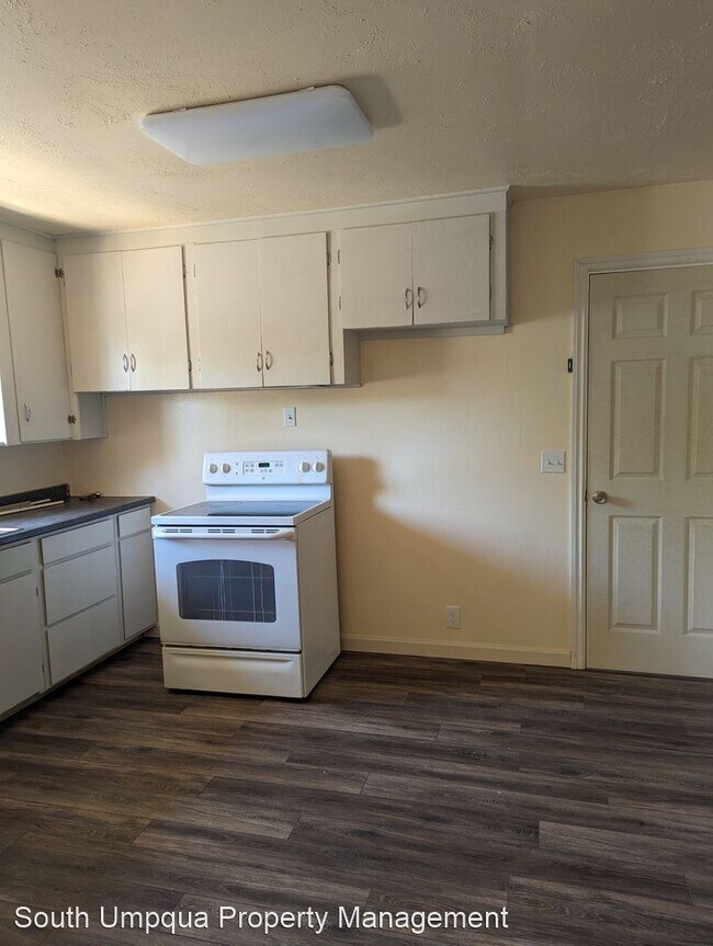 Building Photo - 3 br, 1 bath House - 721 NE Maple Ave