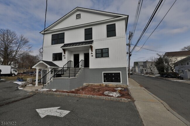 Building Photo - 21 Maple Ave