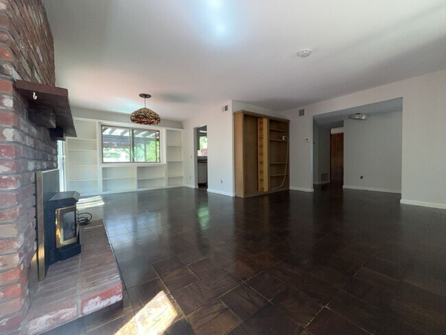 Foto del edificio - Beautiful West Davis home available in June