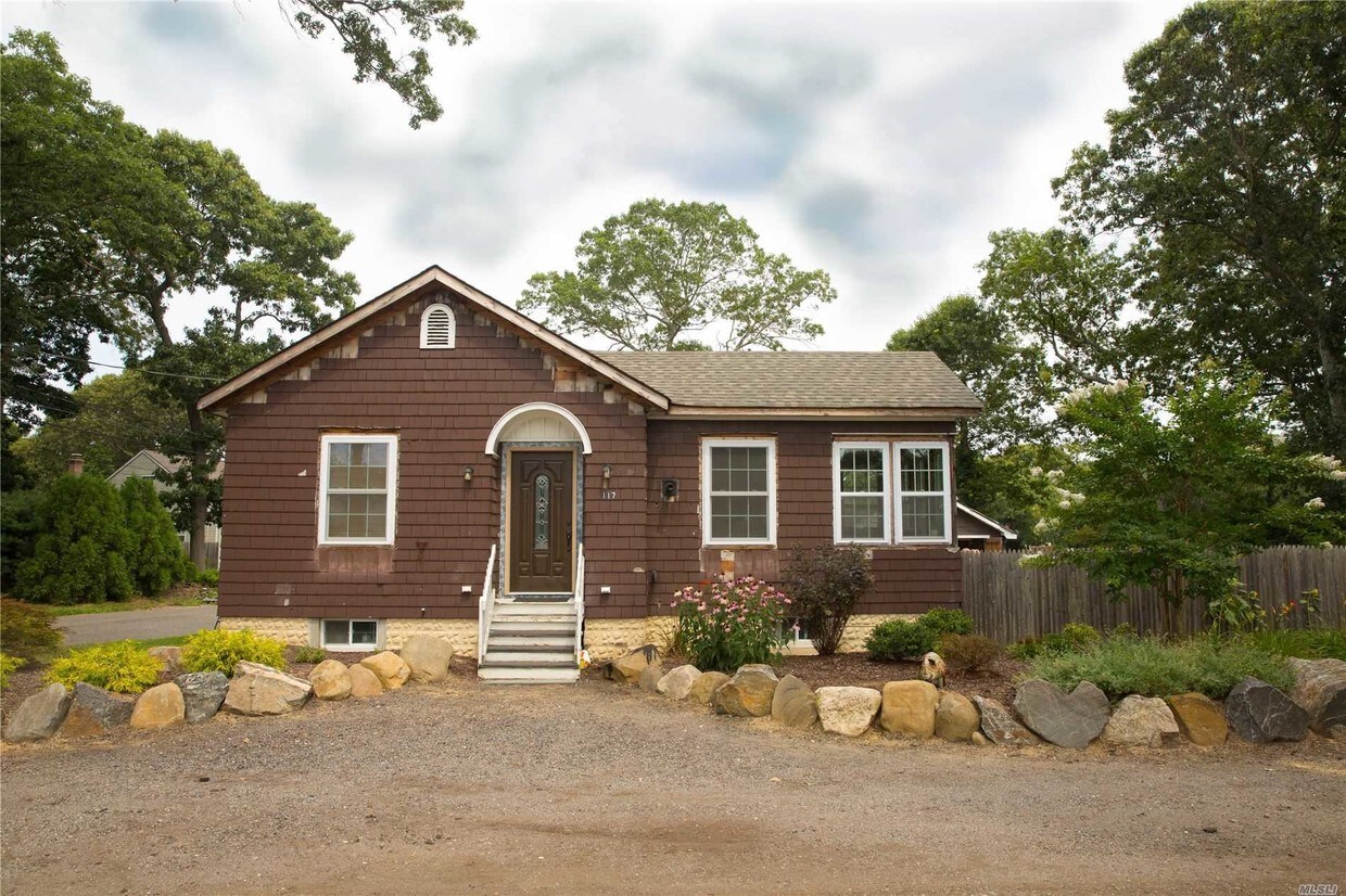117 Oxhead Rd, Centereach, NY 11720