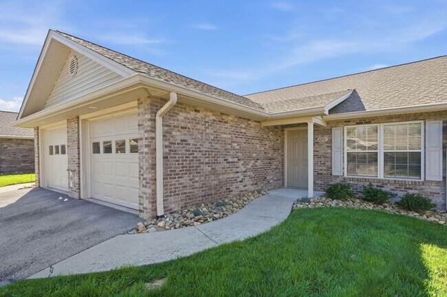 Foto del edificio - Single-Level Apartment Homes with Attached Private Garages – No Upstairs Neighbors