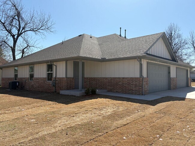 Building Photo - Three bedroom duplex in El Reno