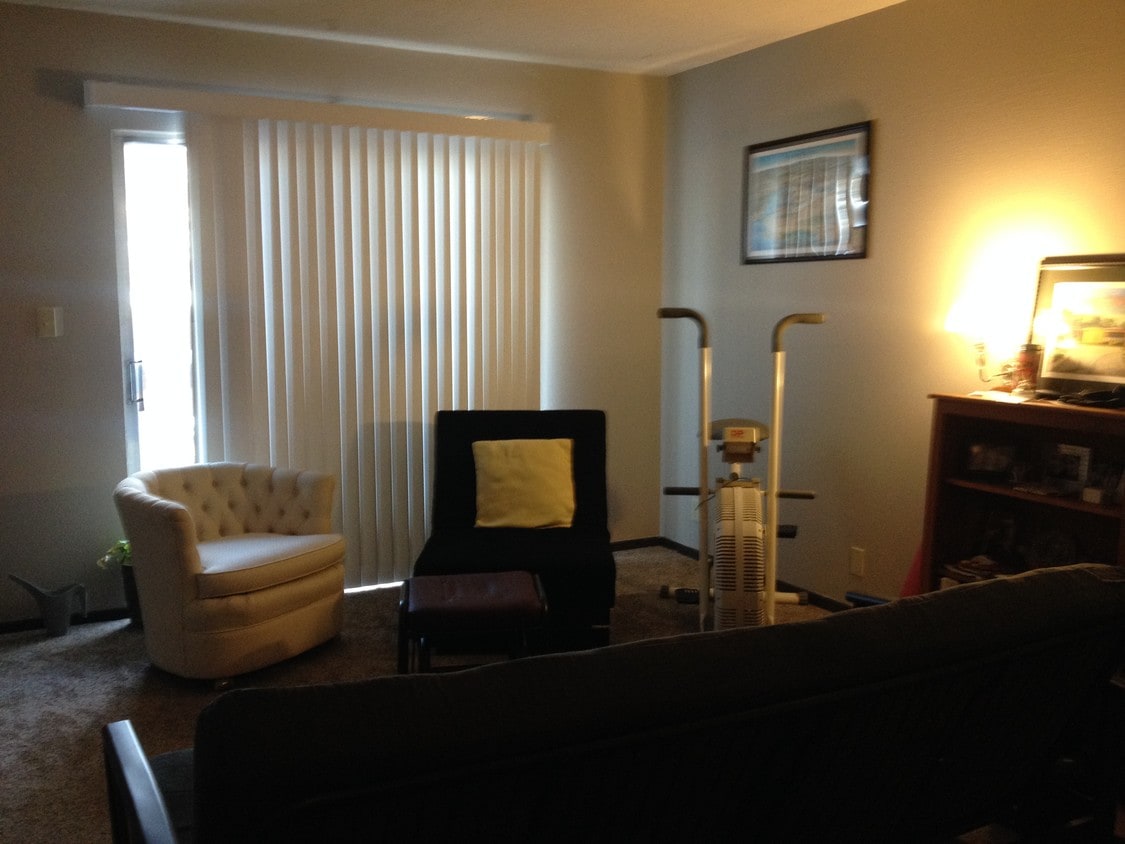 Living Room - 1331 S Maple St