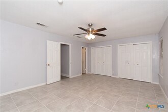 Building Photo - 1801 Farhills Dr