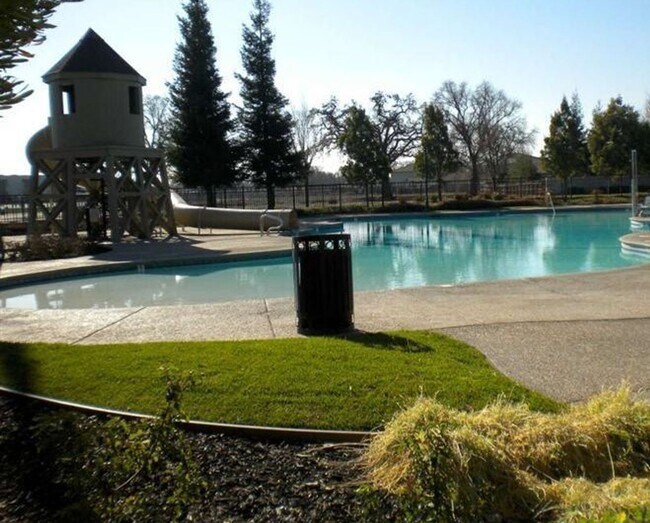 Building Photo - Upscale Home Close to Golf Coarse