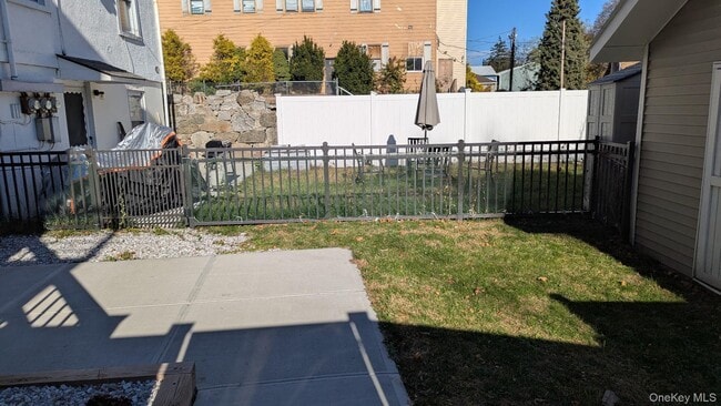 Building Photo - 260 Main St