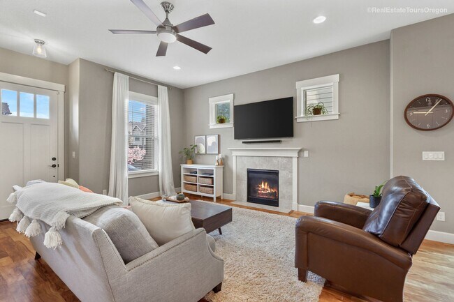 Building Photo - **$500 OFF THE FIRST FULL MONTH'S RENT** T...