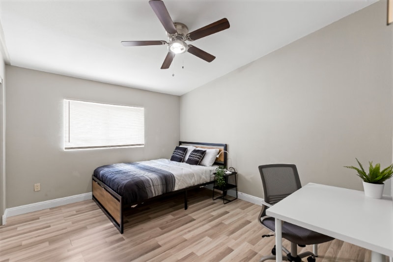 Foto principal - 2417 E Wilson Ave