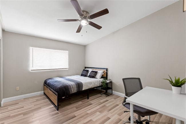 Building Photo - 2417 E Wilson Ave