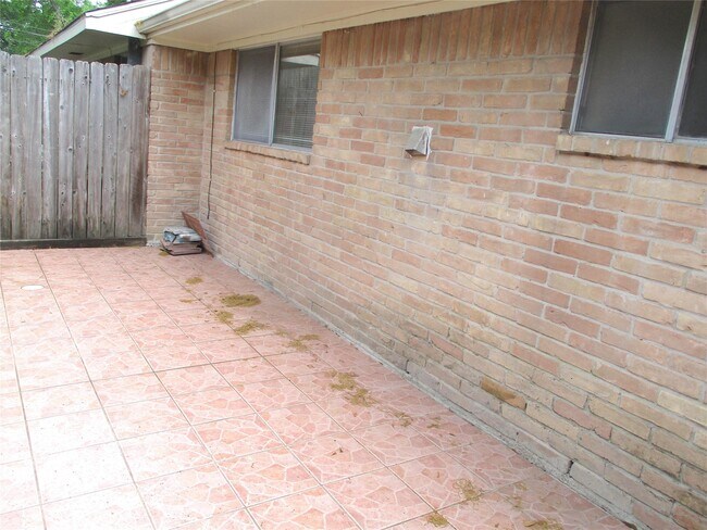 Foto del edificio - 10122 Shadow Wood Dr