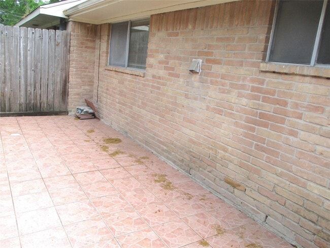 Building Photo - 10122 Shadow Wood Dr