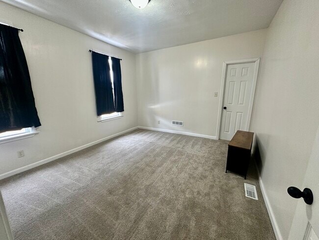 Foto del edificio - More value than the rent and closer to downtown.