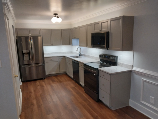Building Photo - 9011 Sandalwood Dr