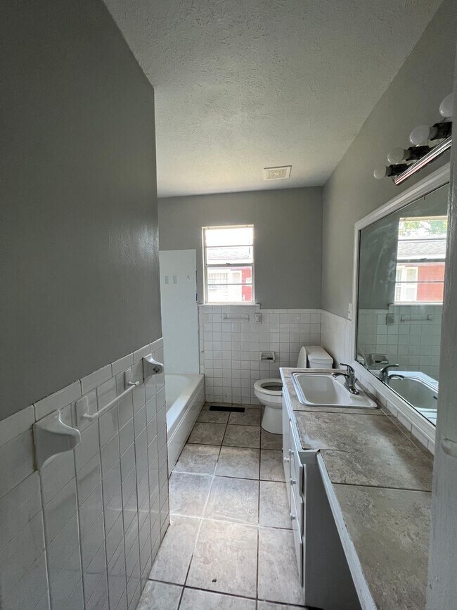 Foto del edificio - Updated 5 bedroom 2.5 bathroom home in a great east side location