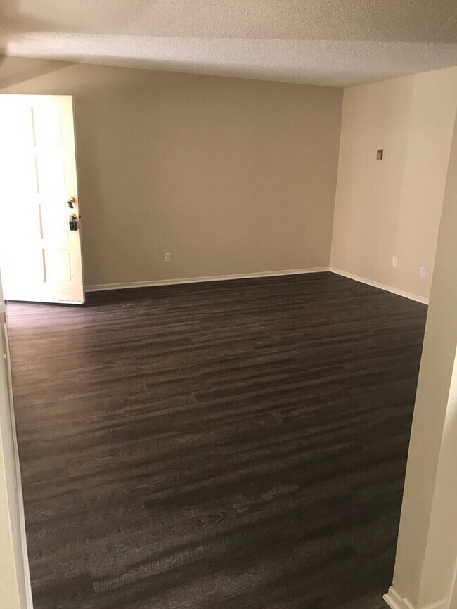 Building Photo - Huntington Harbour Area 2bed 2bath READY F...
