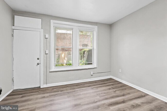 Building Photo - 2511 W Oakdale St