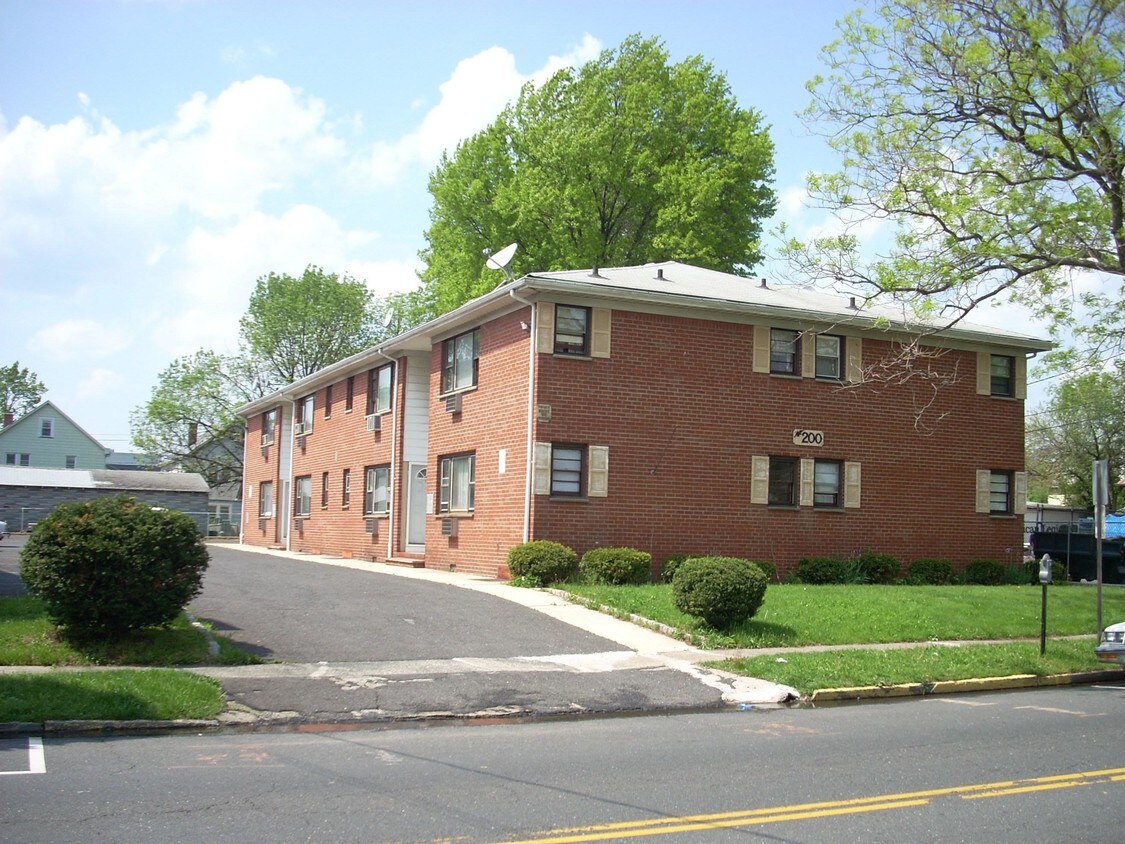 Building Photo - 200 W Elizabeth Ave