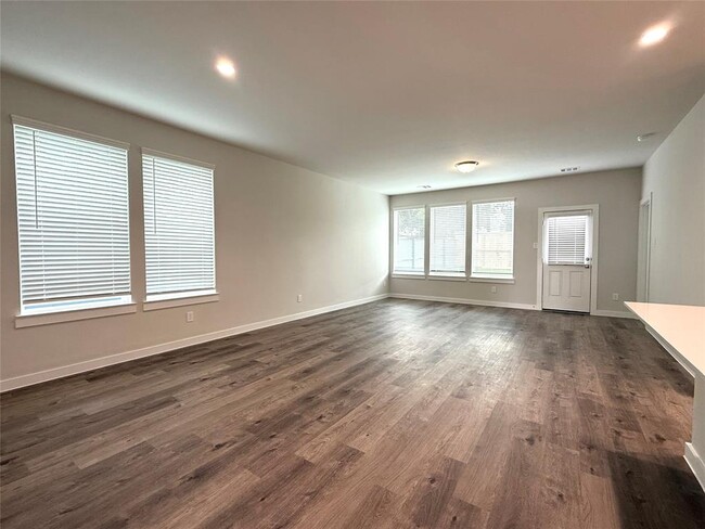 Foto del edificio - 33150 School Hl Rd